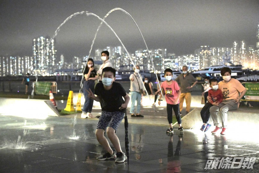 觀塘海濱音樂噴泉清理後重開,有小朋友到場戲水。