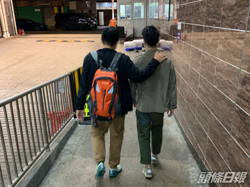 警方拘捕一名派對房間負責人(右)。警方圖片