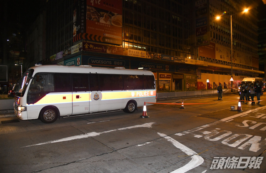 警車被投擲一枚汽油彈。 資料圖片