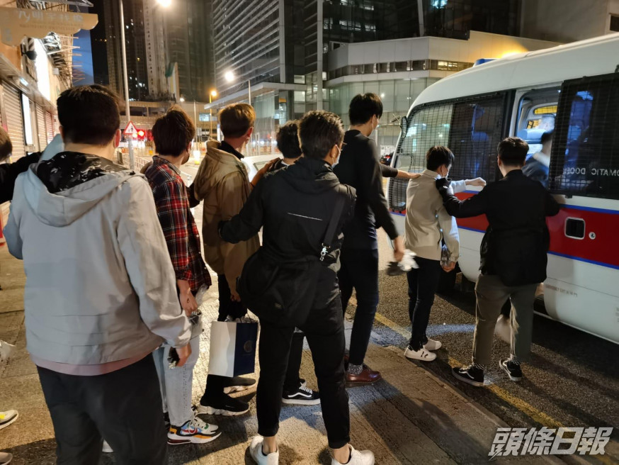 警拘捕多人。警方圖片