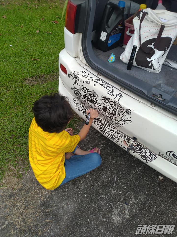 小女孩正在塗鴉車子。Ahmad Farid Ashraf FB
