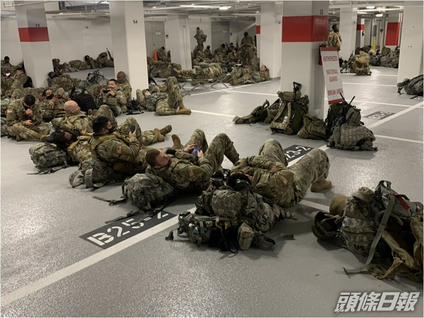 國民警衛軍於典禮結束後被趕離國會,要到停車場休息。網圖