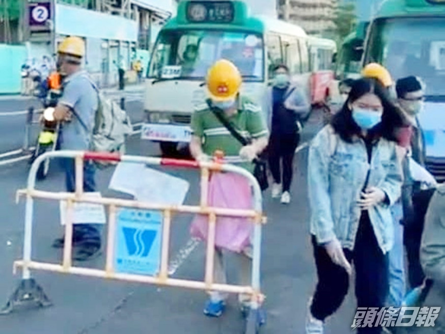 有工人用工程用欄柵堵路。網民黃昏黃昏圖片