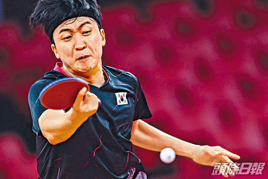 鄭榮植周二在東奧男子乒乓球單打中,與德國選手對戰。