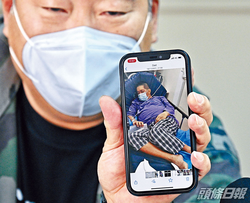 死者家屬展示手機拍攝黃潤全等候接近兩小時,姿勢一直無郁動的照片。蘇正謙攝