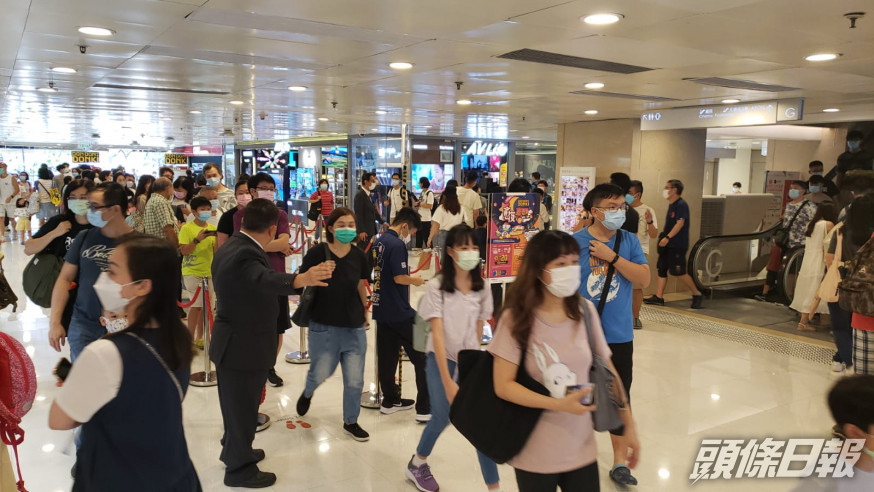 屯門市廣場過百人排隊前往DONKI。