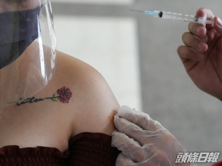 英國有3萬宗個案指,女性在接種疫苗後月經異常。(美聯社)