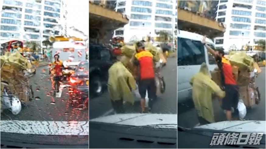 有速遞員目睹有老婦在下大雨時在馬路推車，隨即下車協助對方過路。FB影片截圖