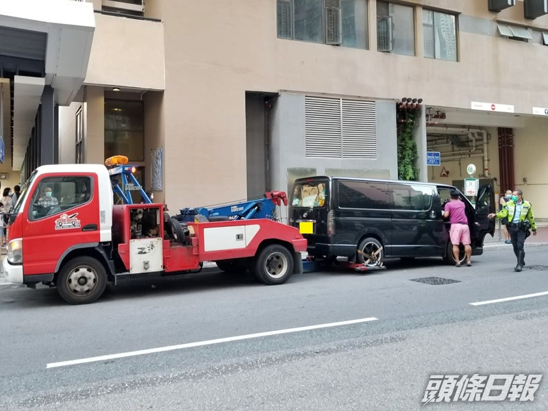 東九龍總區交通部及各警區於區內交通黑點,採取打擊違例泊車的執法行動。警方圖片