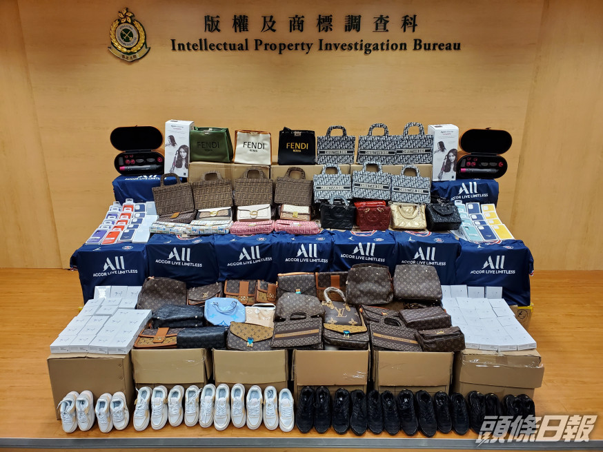 香港海關檢獲約2.9萬件懷疑冒牌貨物,估計市值約320萬元。政府新聞處圖片
