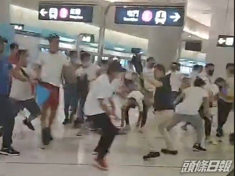 證人指超過40名白衣人手持木棍衝上月台襲擊乘客。資料圖片