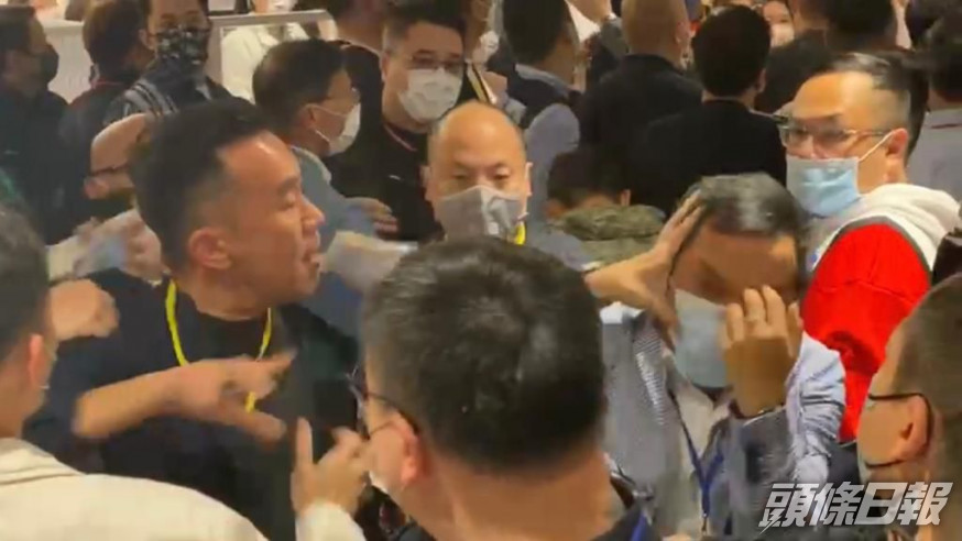 火炭新盤售樓處內現代理推撞及口角。