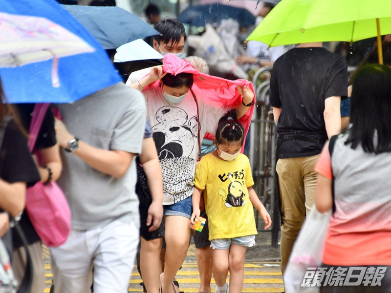 天文台表示,華南沿岸地區受一股偏南氣流影響,下周有幾陣驟雨。資料圖片
