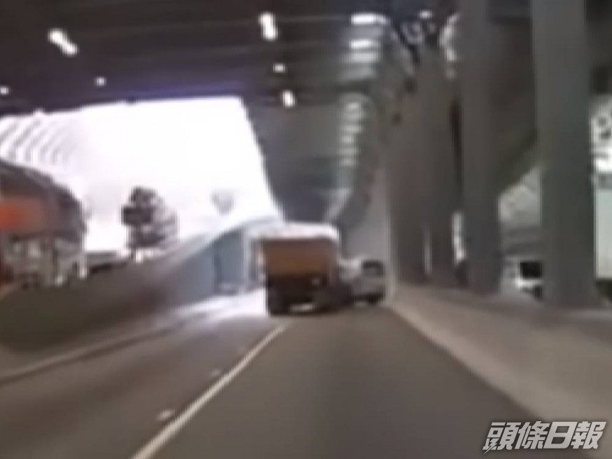 一輛泥頭車駛至置樂花園對開時,撞向一輛行駛中的客貨車。網上片段截圖