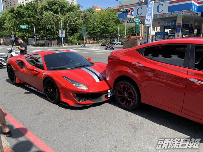 男子倒車不慎撞花法拉利。中時
