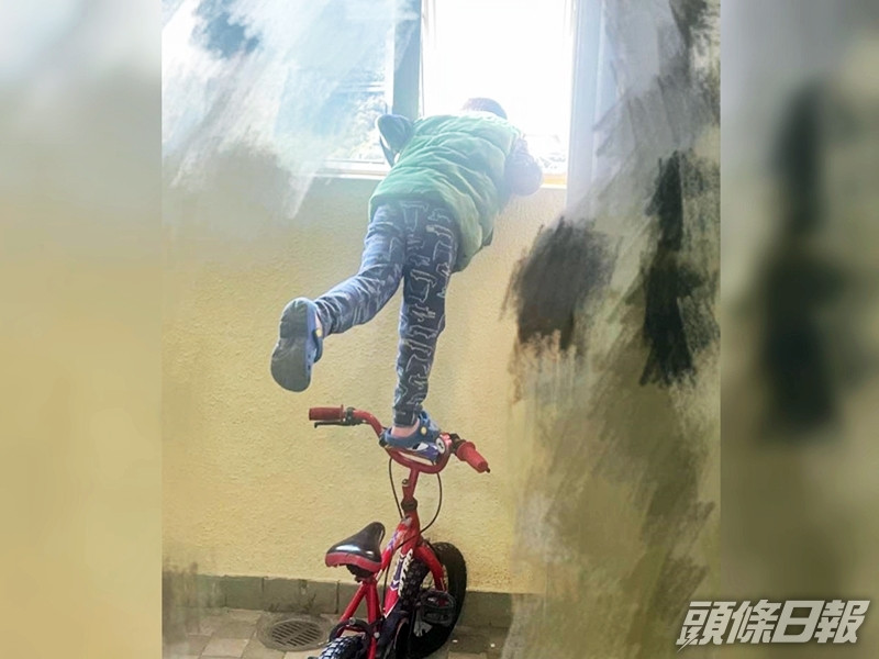 男童踩在單車上,半身探出窗外張望,情況非常驚險。「生仔要考牌系列」Facebook圖片