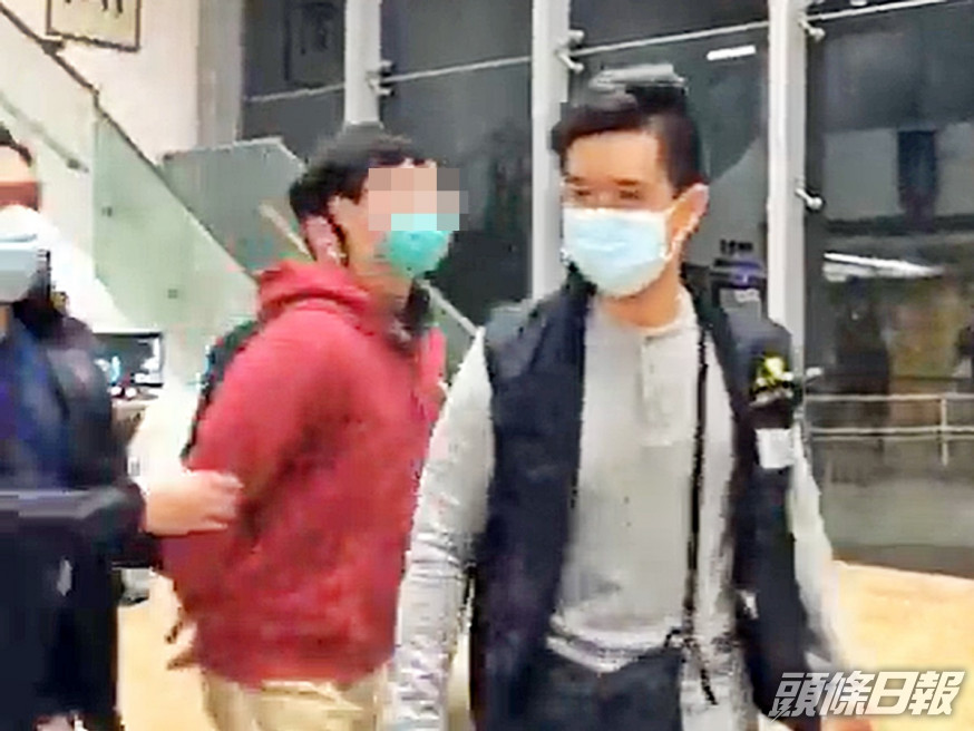 警方日前將其中一名被捕男子押返宿舍搜查。(中大校園電台Facebook截圖)