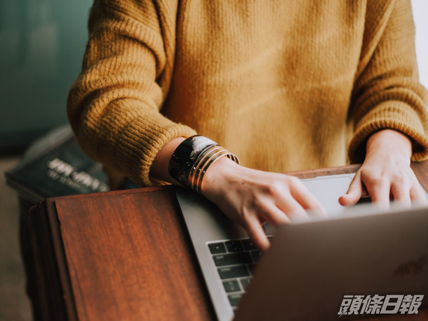 開始工作後,該名打工仔經常加班到晚上11時。Unsplash示意圖