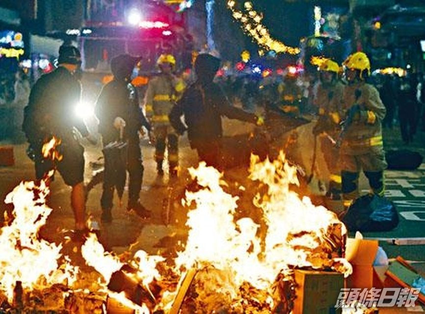「831事件」半周年紀念活動,有示威者佔據行車綫,以雜物堵路及縱火。資料圖片