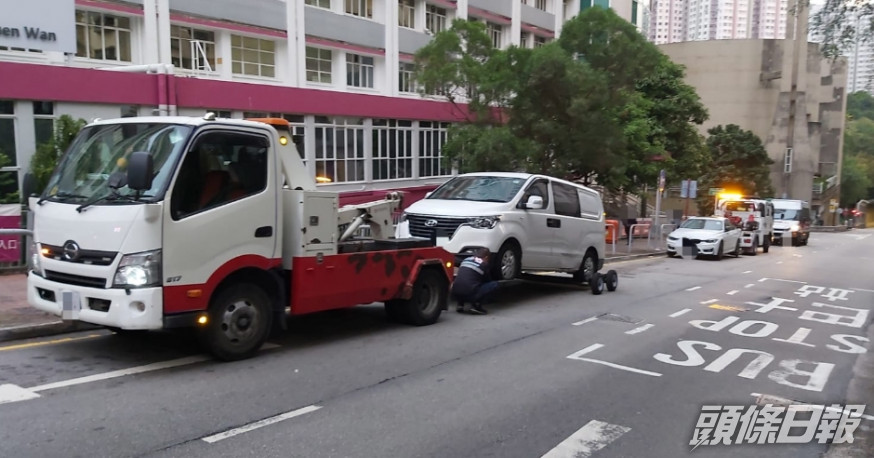 警方於荃灣打擊違泊。警方圖片