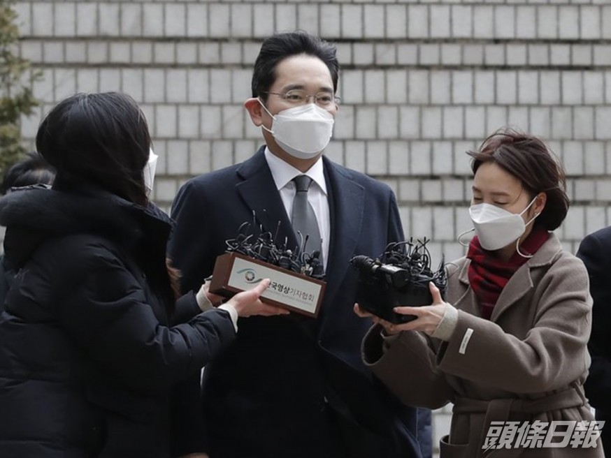 李在鎔就三星旗下公司非法合併案出庭受審。AP圖片