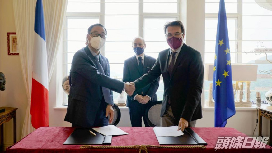 考評局秘書長魏向東（左）與香港法國文化協會行政總監Jean-Sébastien Attié（右），就舉辦文憑試丙類其他語言科目考試的安排簽署合作協議。考評局圖片