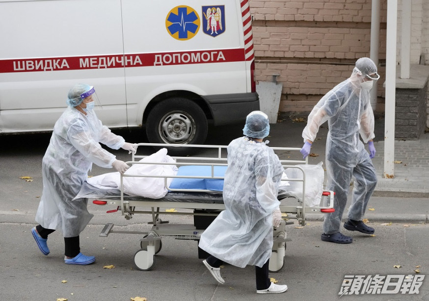 世衛估計全球有8萬至18萬名醫護人員死於新冠病毒。AP圖片