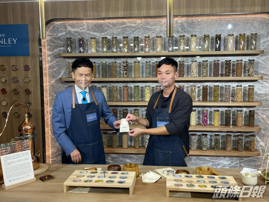恒基林達民(左)稱,THE HENLEY III累收1136票,下周初推售。