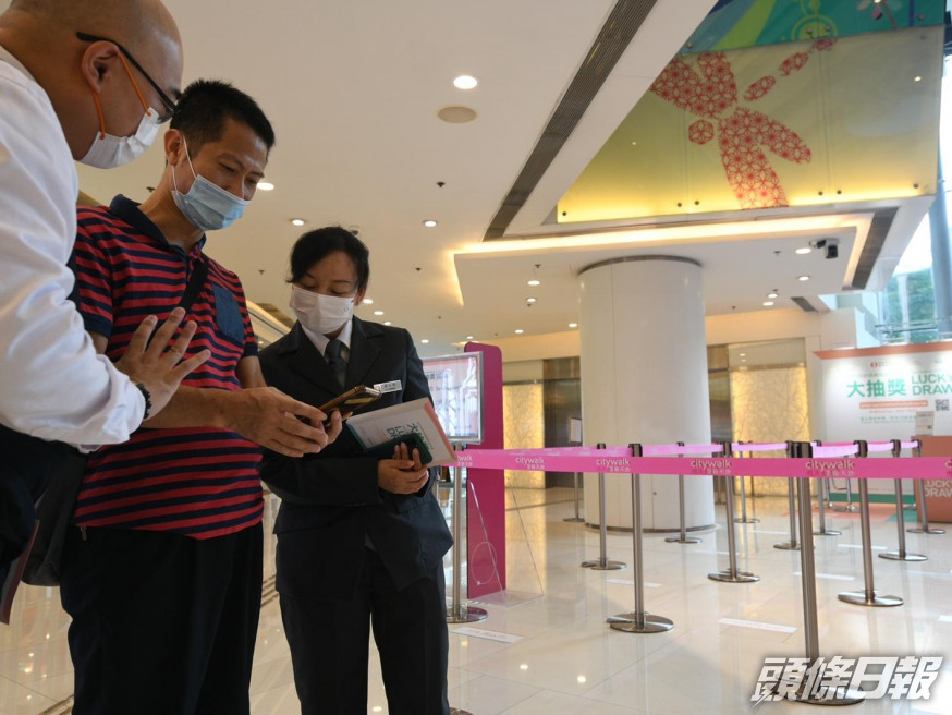 主辦單位在旗下商場安排大使協助市民登記。