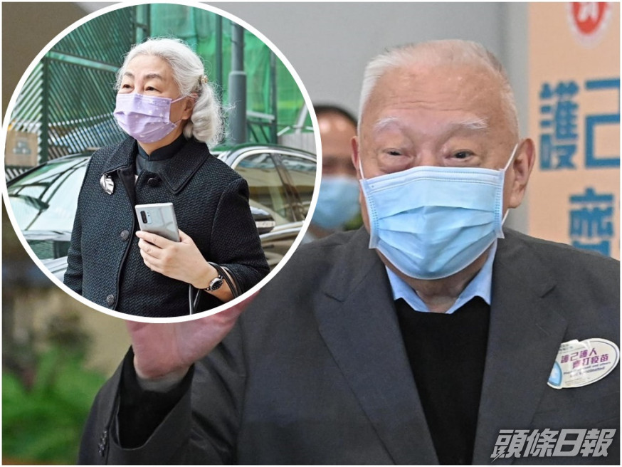 董建華和梁愛詩(小圖)到中央圖書館接種中心接種疫苗。