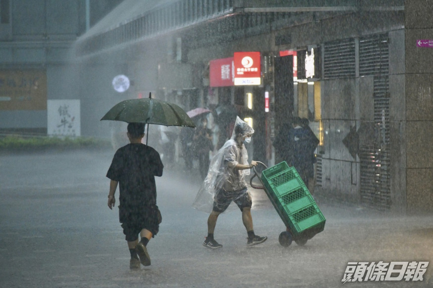 網民首日上班遇黑雨,屢次致電人事部代表卻被拒接,結果被怪罪曠工而拒聘。示意圖片