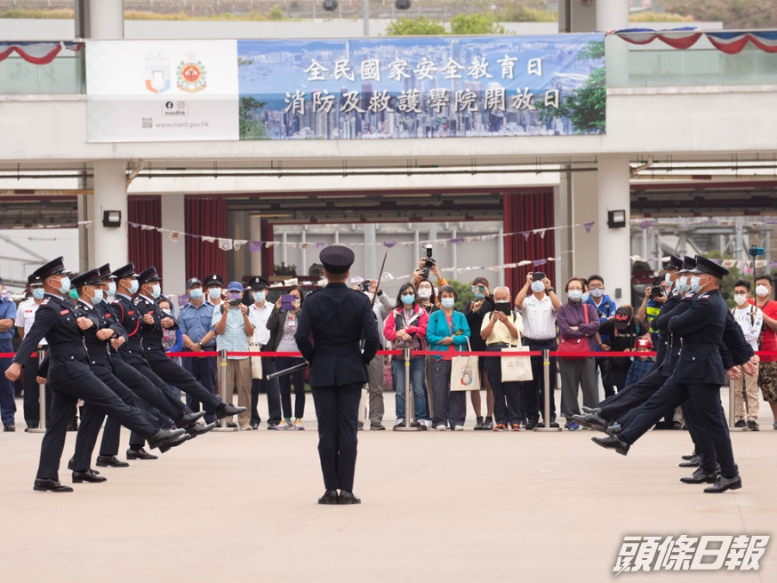 消防及救護人員表演中式步操。政府新聞處圖片