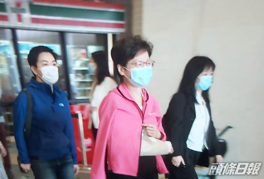 特首林鄭月娥今早離開醫院時,右手需配戴手掛。