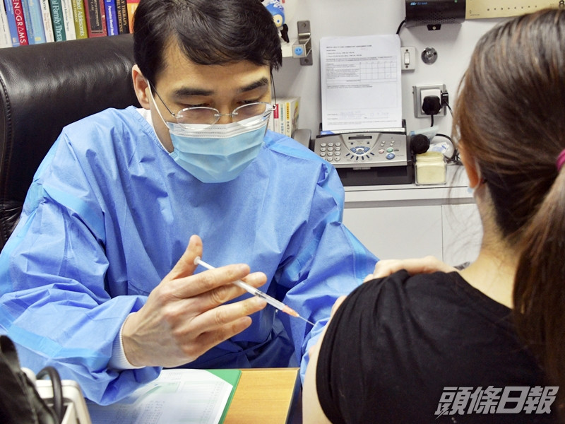 家庭醫生林永和有參與政府的新冠疫苗接種計畫。資料圖片