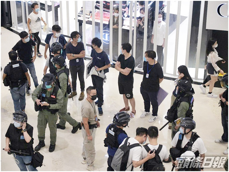 警方向集結群眾發出警告,有人拒絕聽從指示離開。