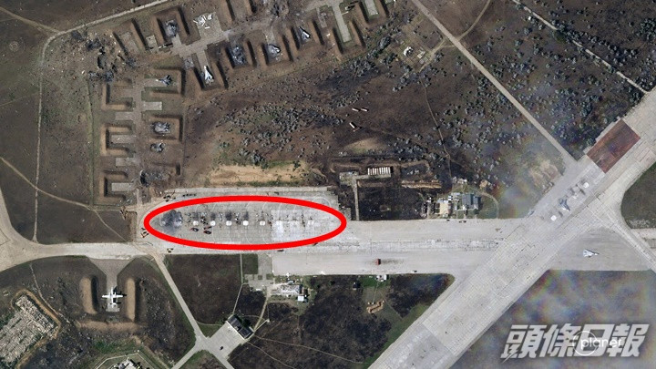 衞星照片顥示俄軍克里米亞的空軍基地爆炸後,至少8架戰機被炸毀(紅圈)。AP圖片