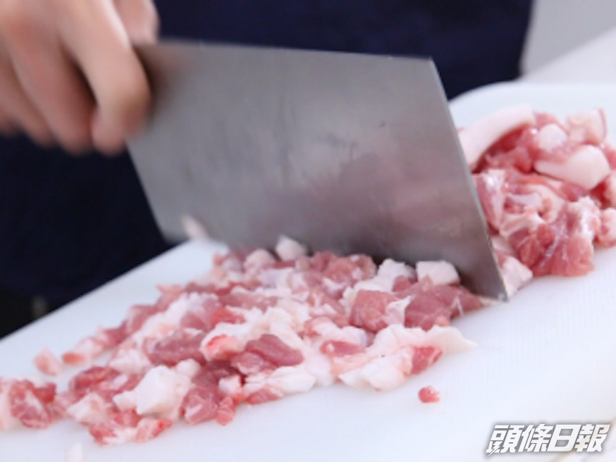 房委會通告指有人清晨剁肉餅引鄰居不滿。網圖(示意圖)