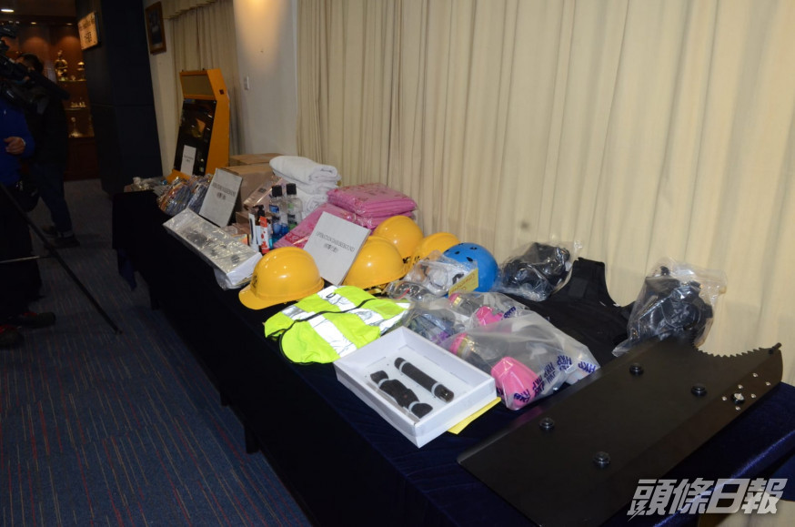 警方於旺角「桔梗」店內發現頭盔、防毒面具、伸縮警棍、盾牌等。