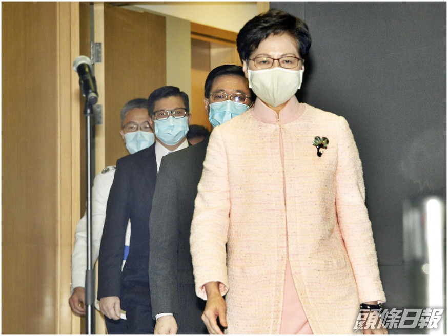 林鄭月娥率領3名升官官員——李家超、鄧炳強和蕭澤頤會見傳媒。