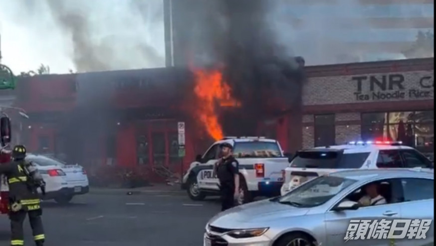 Uber車撞向酒吧後隨即著火。twitter