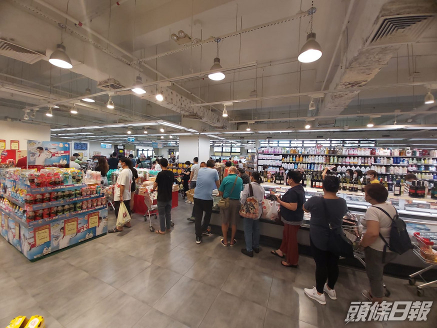 澳門石排灣新苗超市有市民排隊購買物資。網民In Kuong Chu圖片