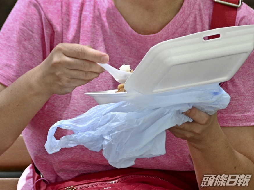 港府計畫於二五年起分階段管制即棄膠餐具,率先禁用即棄發泡膠餐具。資料圖片