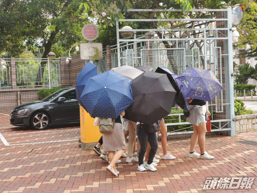 被告陳宇崑(米色長褲白鞋)。 陳子豪攝