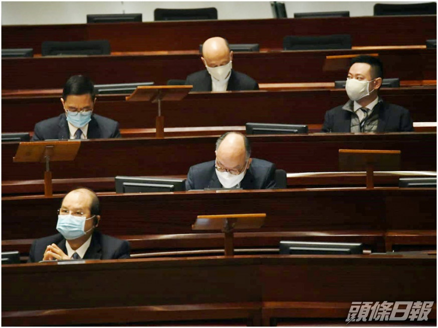 張建宗(左下)率領多名官員出席會議。
