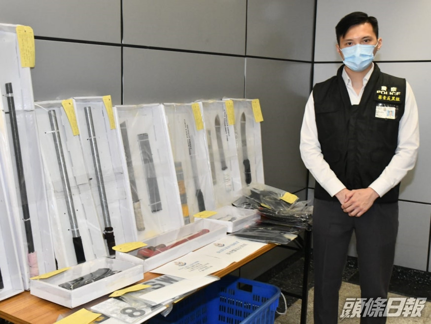葵青警區反三合會行動組督察陳尚灃匯報案情。