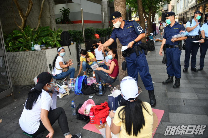 警方不時派員巡查外傭聚集情況。資料圖片