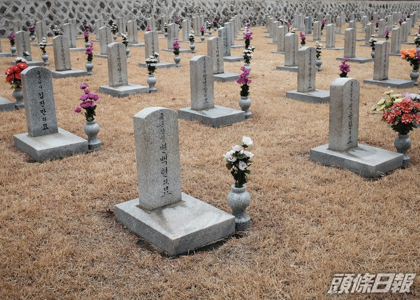 南韓一婦人擬將父親遷葬,期間挖錯他人墳墓後燒屍了事,被判緩刑。Unsplash示意圖,與事件無關