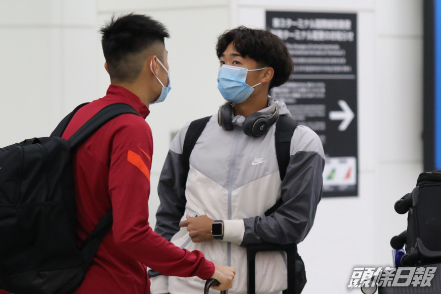 梁佑維(右)由葡萄牙前往日本會合U23港隊。 足總圖片