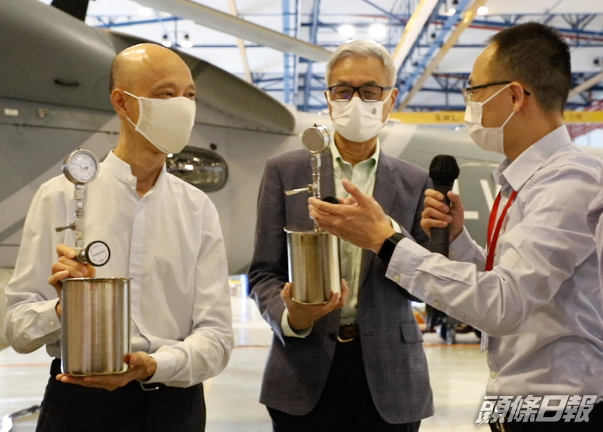 首部直升機的改裝已完成並於今年啟用,直昇機載有一部由科大研發的「小型空氣監測站」及24個VOC採樣罐,到香港不同地域約300米上空實時監測包括臭氧及其他空氣污染物的濃度,並在不同佈點收集空氣樣本作VOC濃度及物種分析。網誌圖片