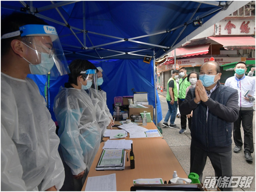 張建宗(深色衣服)今早視察圍封區。